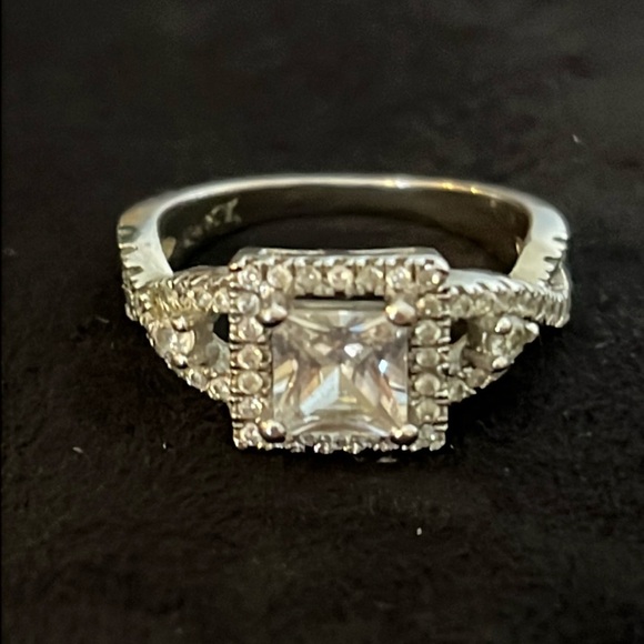 10kt white gold diamond & crystal ring - Picture 2 of 7